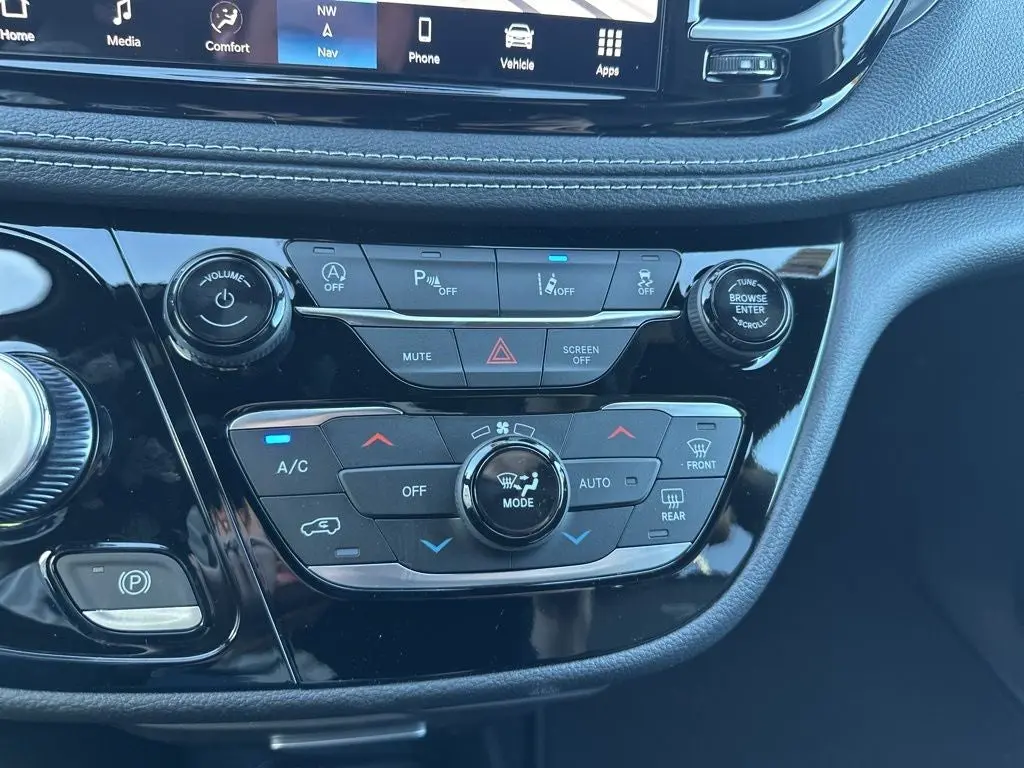 2026 Chrysler Pacifica Select AWD photo 3