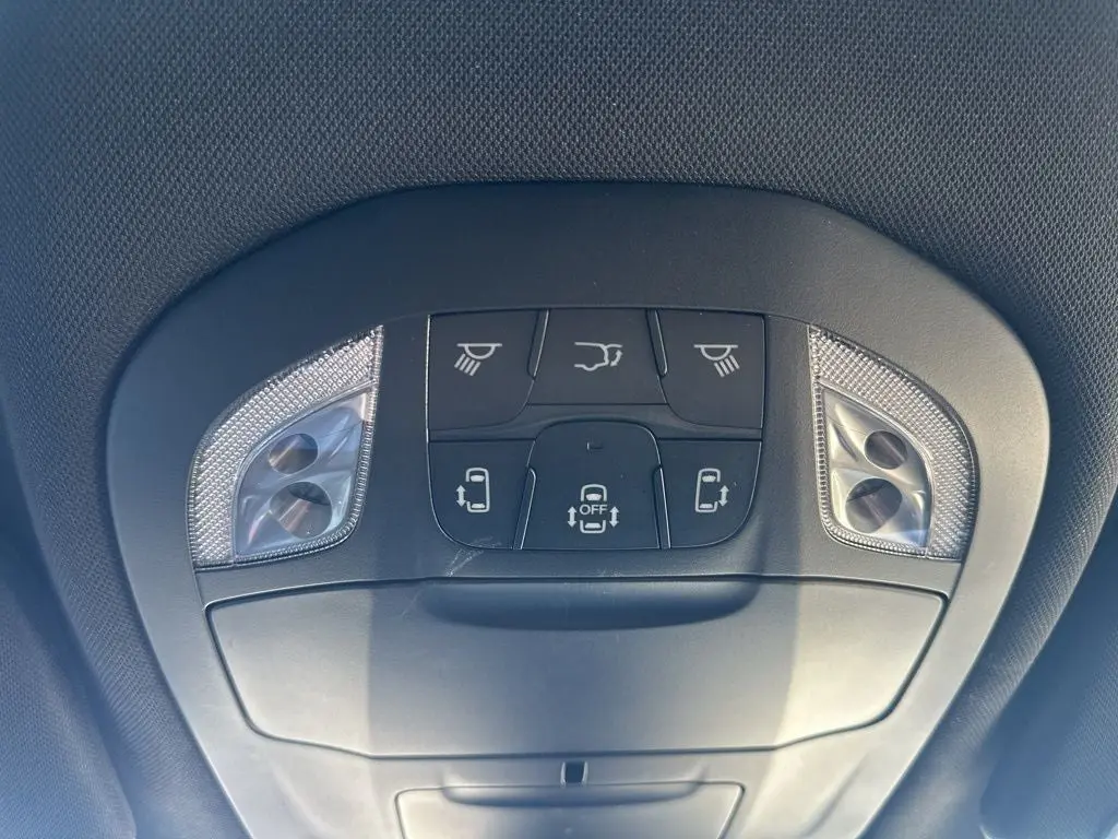 2026 Chrysler Pacifica Select AWD photo 5