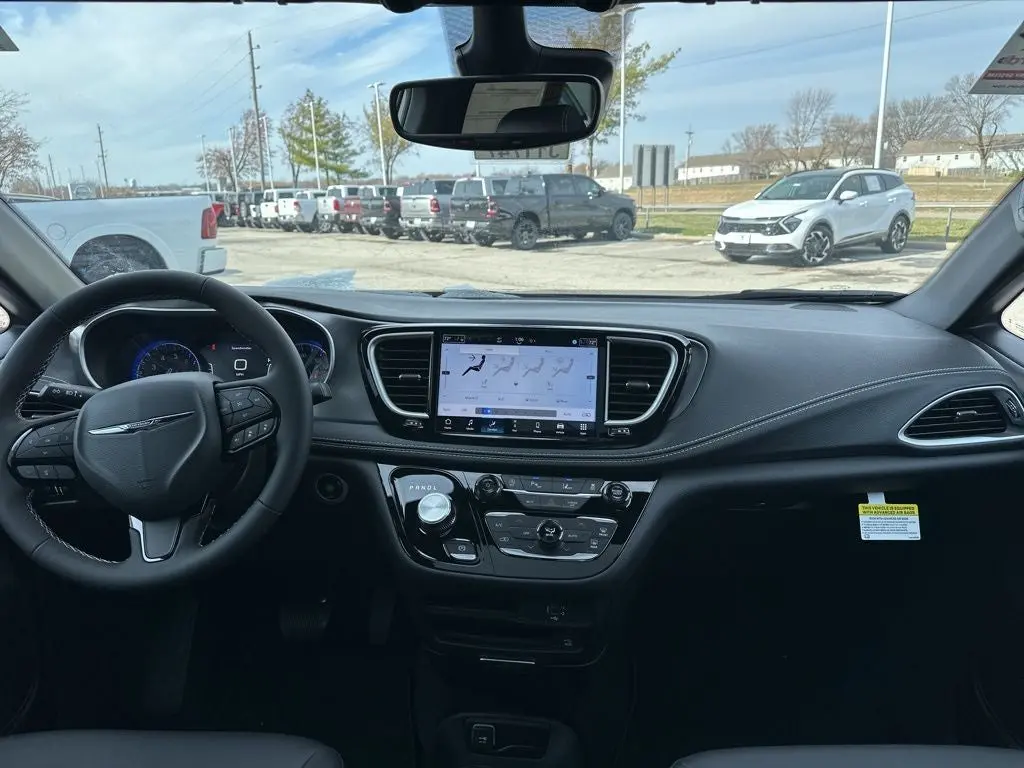 2026 Chrysler Pacifica Select AWD photo 3