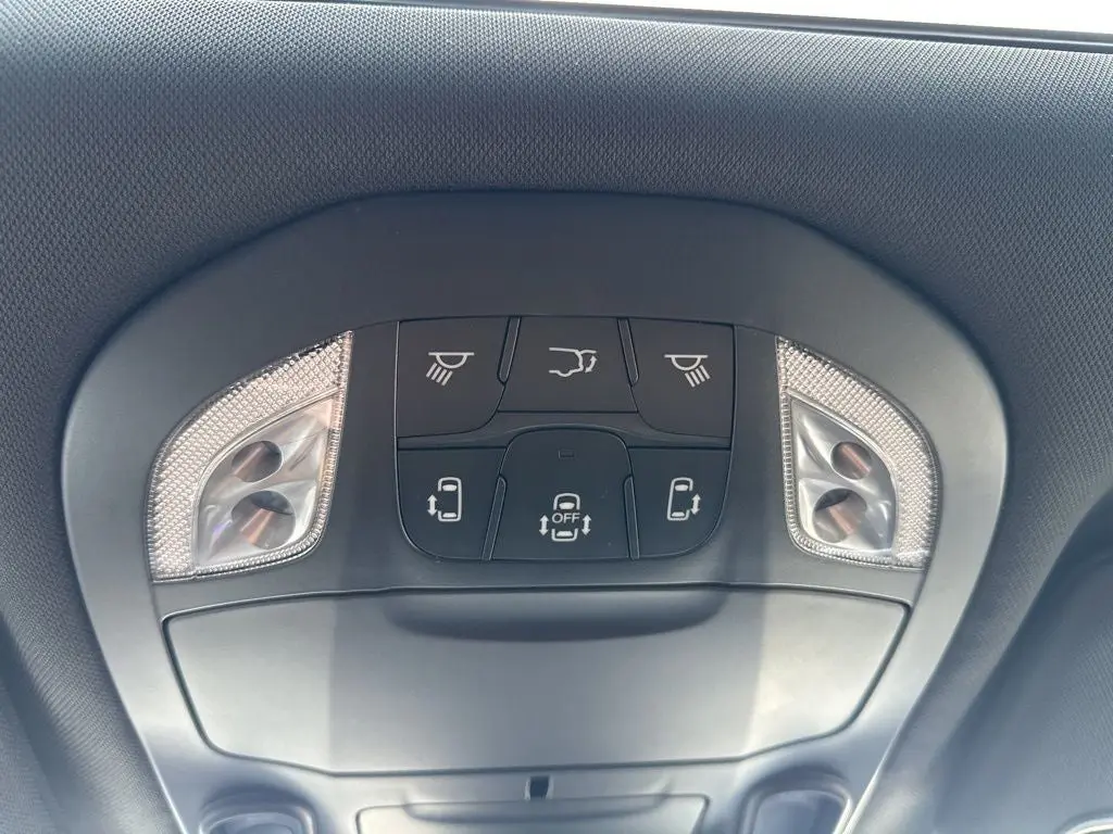 2026 Chrysler Pacifica Select AWD photo 4