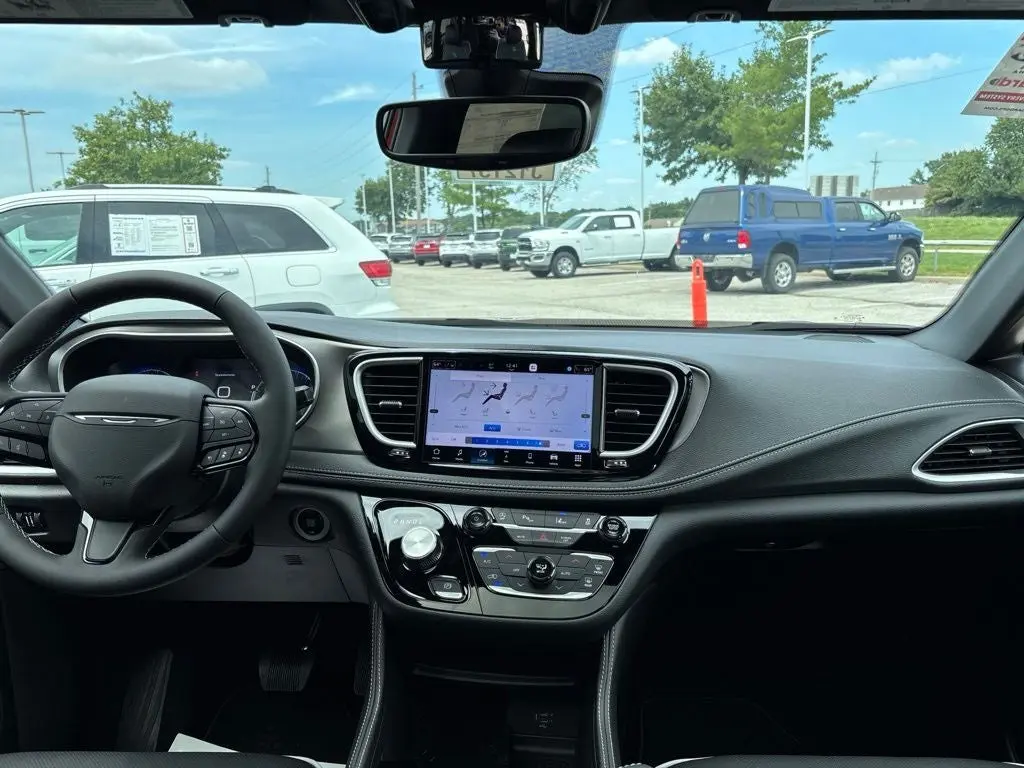 2027 Chrysler Pacifica Limited AWD photo 3