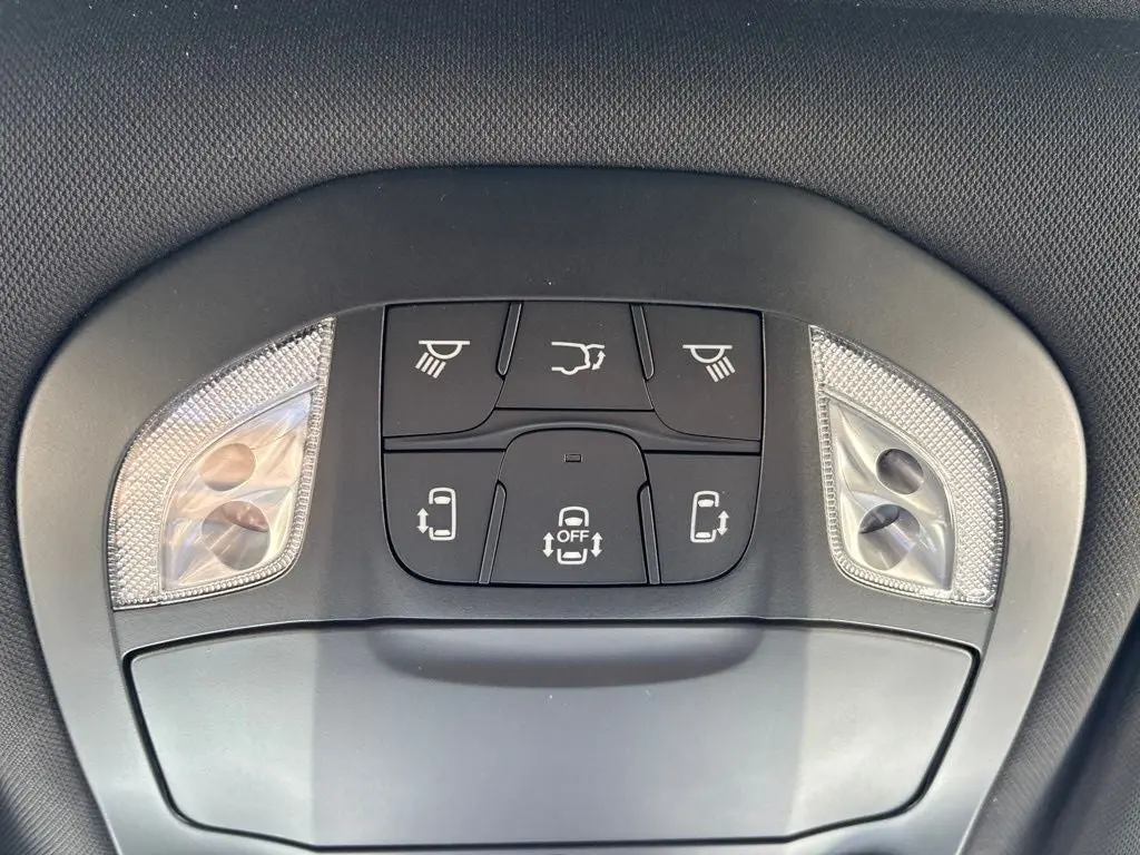 2027 Chrysler Pacifica Limited AWD photo 5