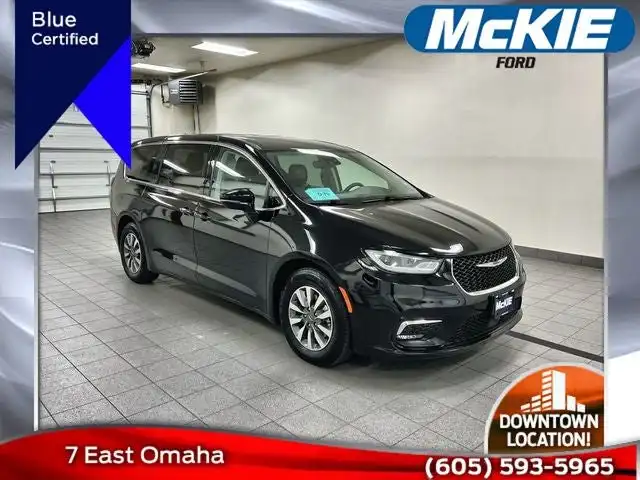 2024 Chrysler Pacifica Hybrid Select PHEV's photo