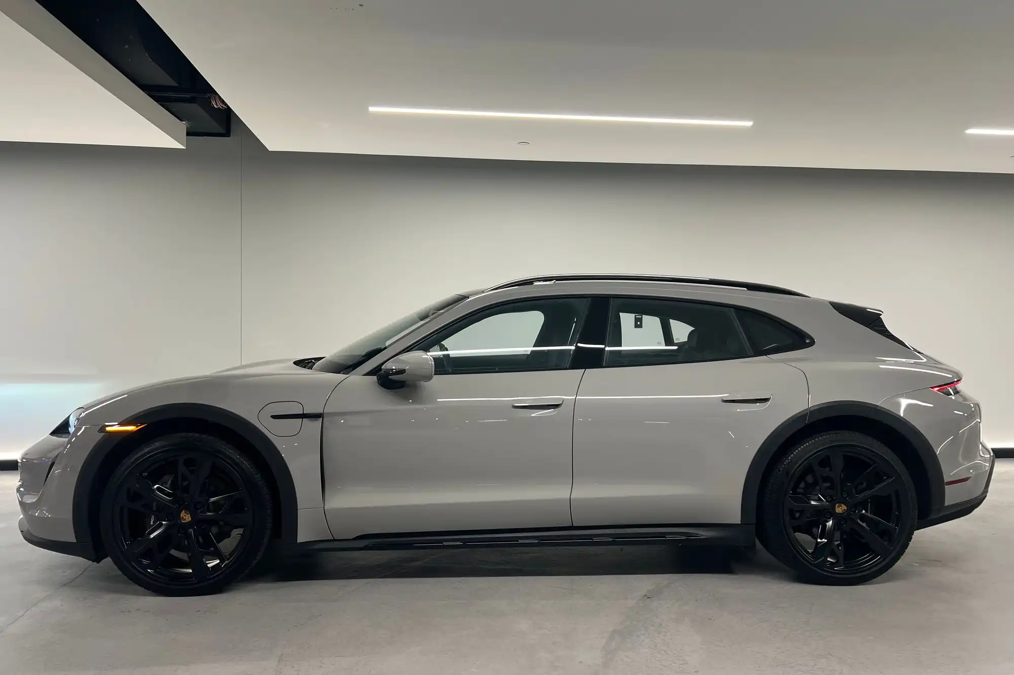 2022 Porsche Taycan Cross Turismo's photo
