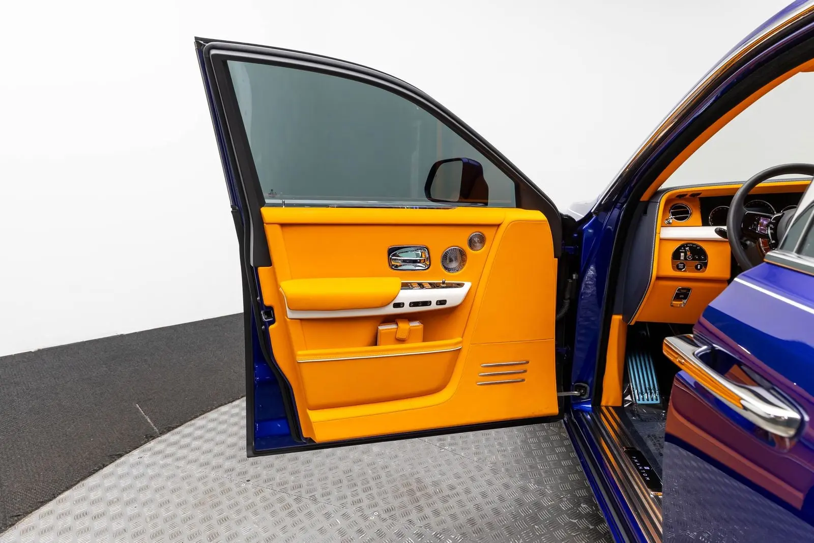 2023 Rolls-Royce Phantom Base photo 4