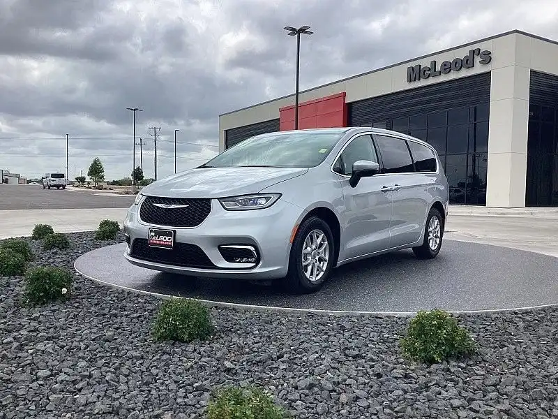 2023 Chrysler Pacifica Touring L's photo