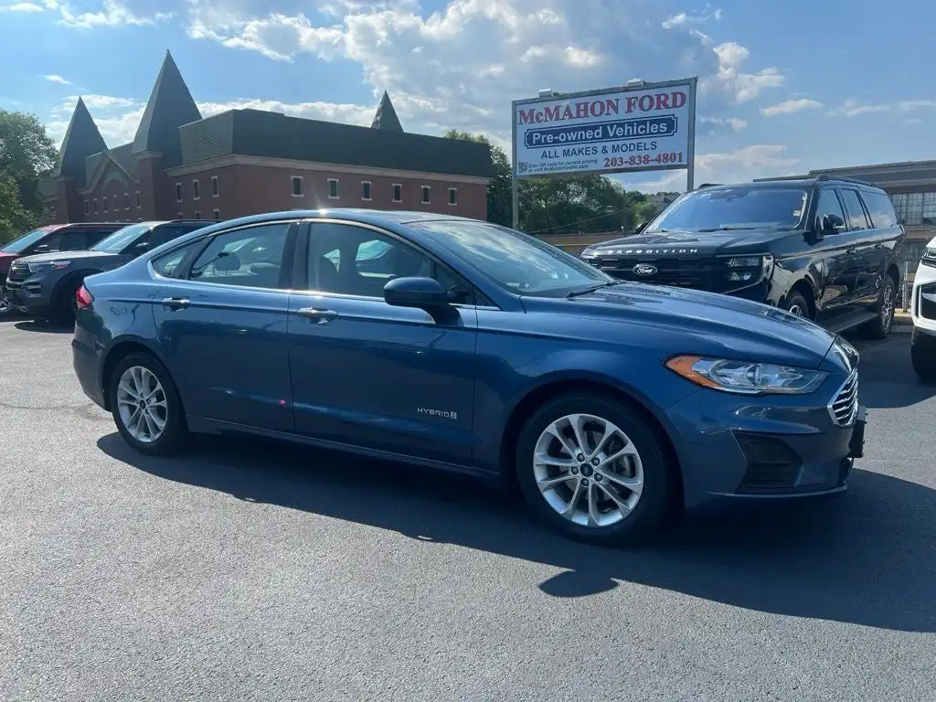 2019 Ford Fusion SE's photo