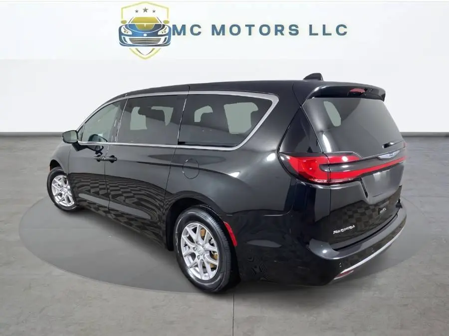 2026 Chrysler Pacifica Select photo 3