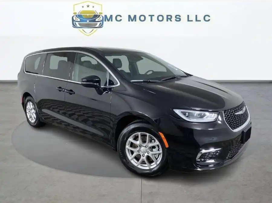 2026 Chrysler Pacifica Select's photo
