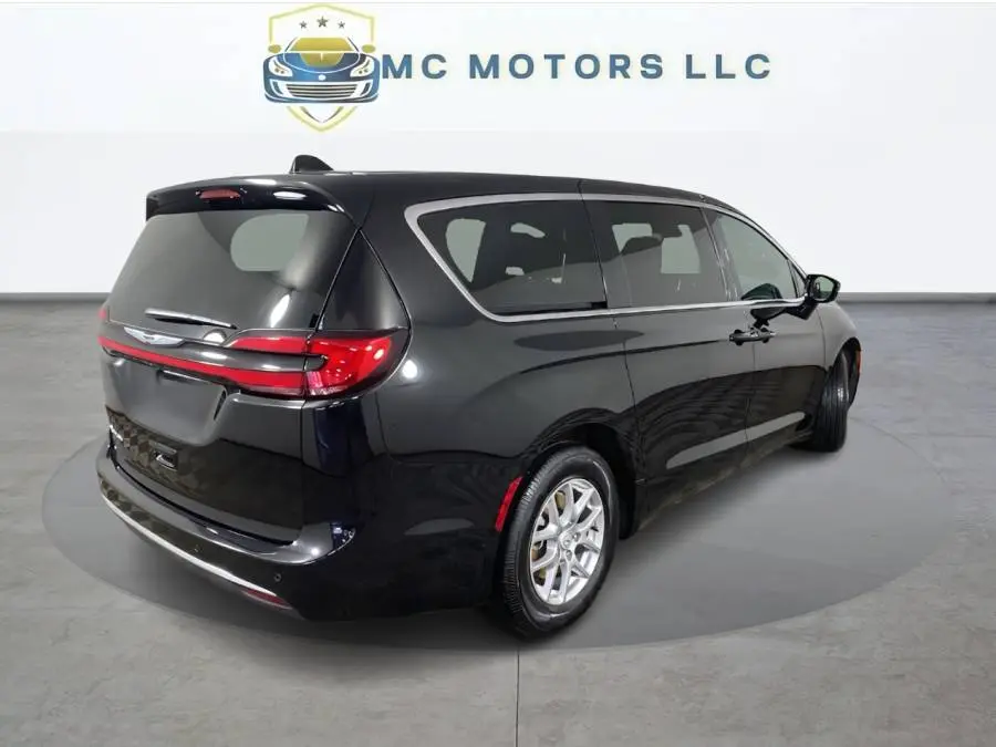 2026 Chrysler Pacifica Select photo 4