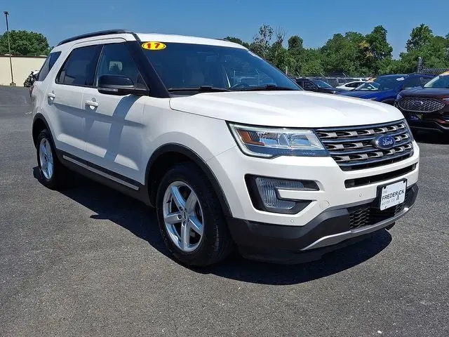 2017 Ford Explorer XLT 4WD photo 3