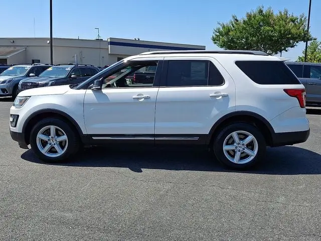2017 Ford Explorer XLT 4WD photo 4