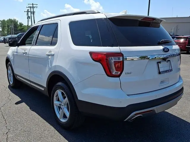 2017 Ford Explorer XLT 4WD photo 5