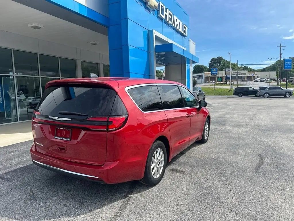 2025 Chrysler Pacifica Select photo 4