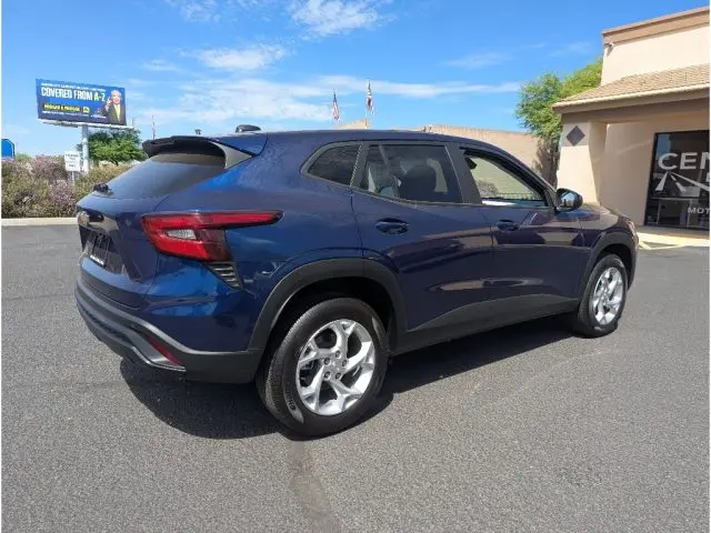 2024 Chevrolet Trax LS photo 5