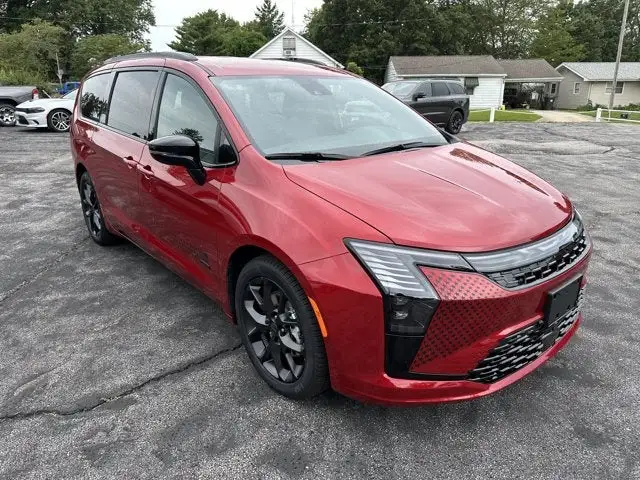 2027 Chrysler Pacifica Select photo 1