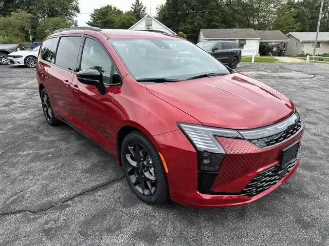 2027 Chrysler Pacifica Select's photo
