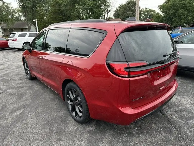 2027 Chrysler Pacifica Select photo 3