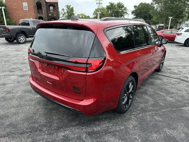2027 Chrysler Pacifica Select photo 4