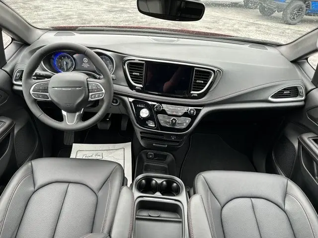 2027 Chrysler Pacifica Select photo 5