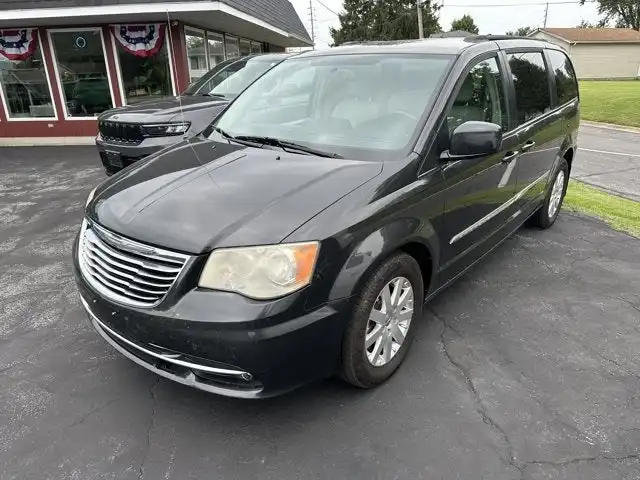 2012 Chrysler Town & Country Touring's photo