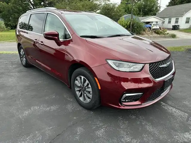 2021 Chrysler Pacifica Touring L's photo