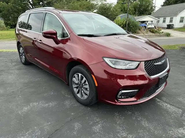 2021 Chrysler Pacifica Touring L's photo