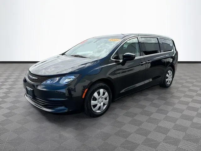 2020 Chrysler Voyager L photo 3