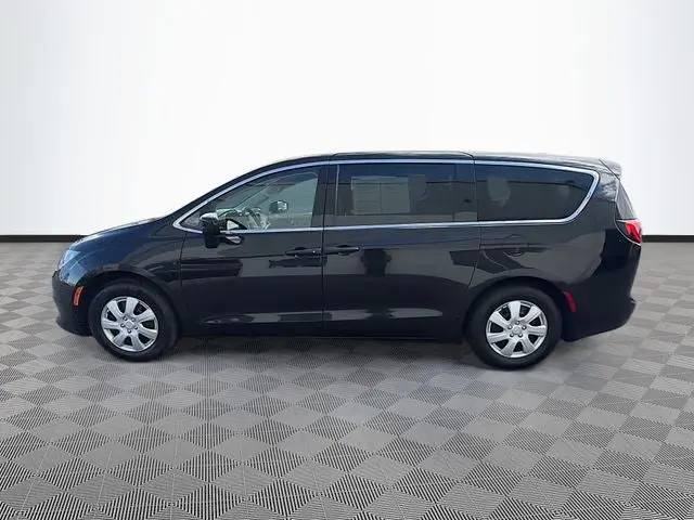 2020 Chrysler Voyager L photo 4