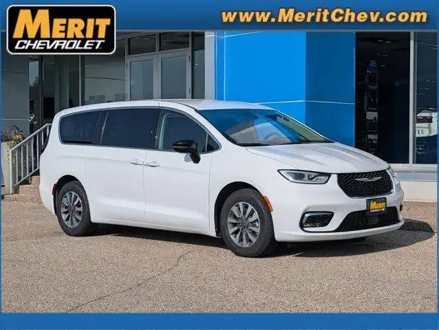 2024 Chrysler Pacifica Hybrid Select PHEV's photo