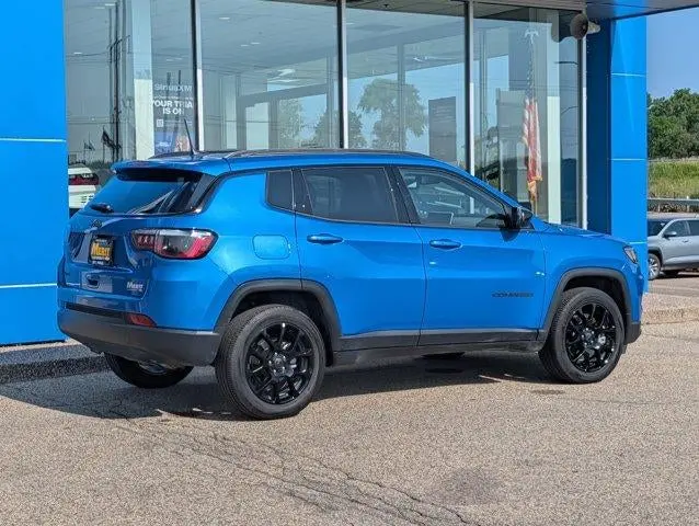 2025 Jeep Compass Latitude 4X4 photo 3
