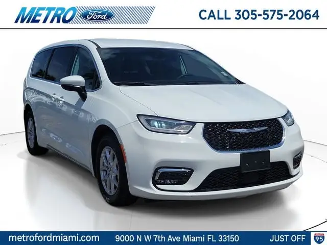 2023 Chrysler Pacifica Touring L photo 1