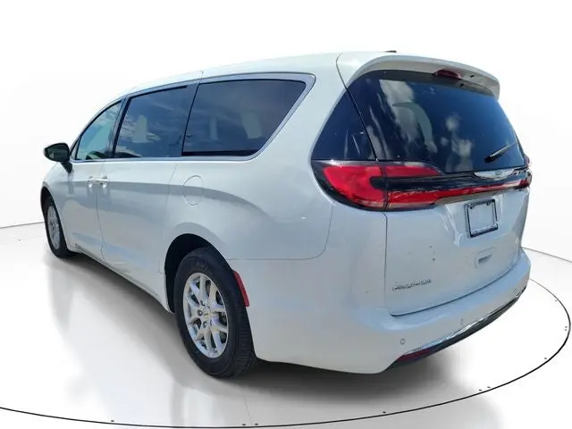 2023 Chrysler Pacifica Touring L photo 3