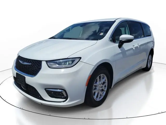 2023 Chrysler Pacifica Touring L photo 4