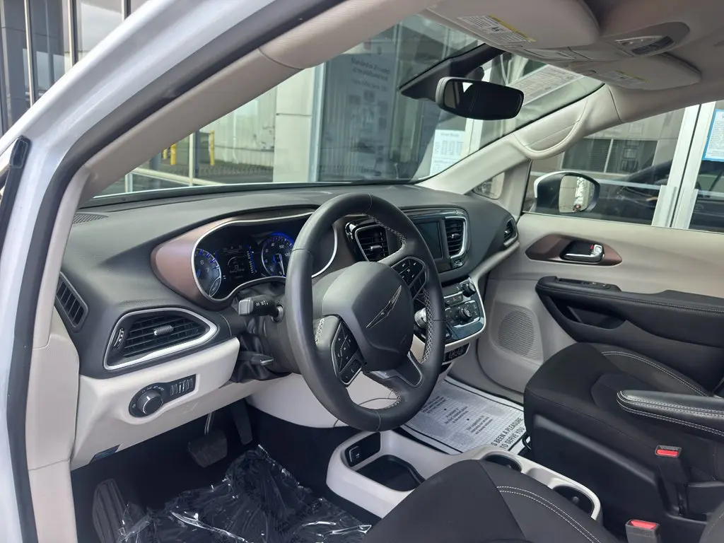 2023 Chrysler Voyager LX photo 3