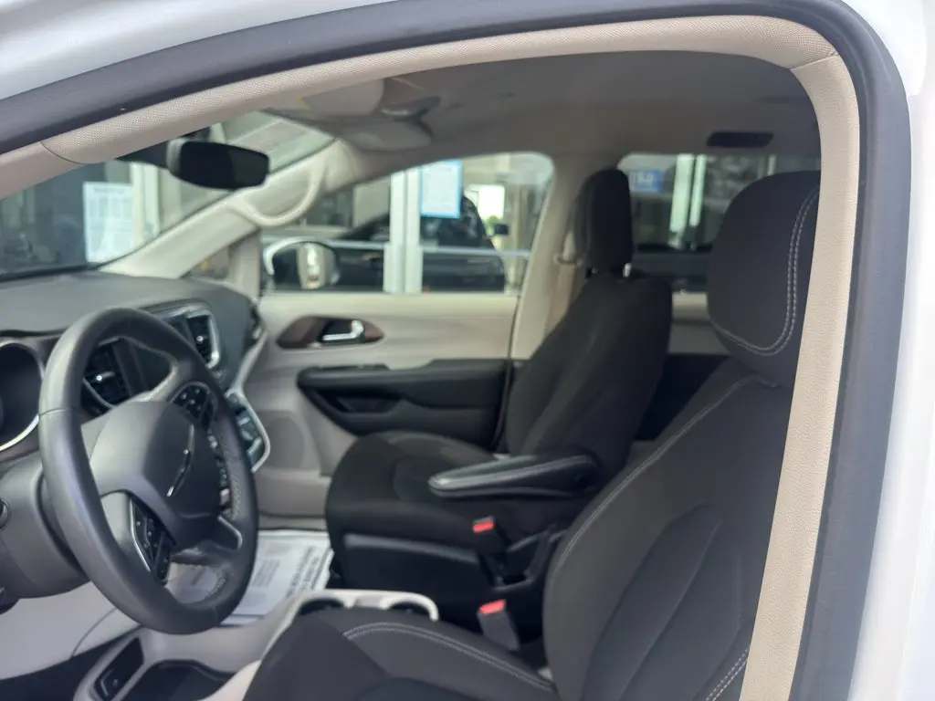 2023 Chrysler Voyager LX photo 4