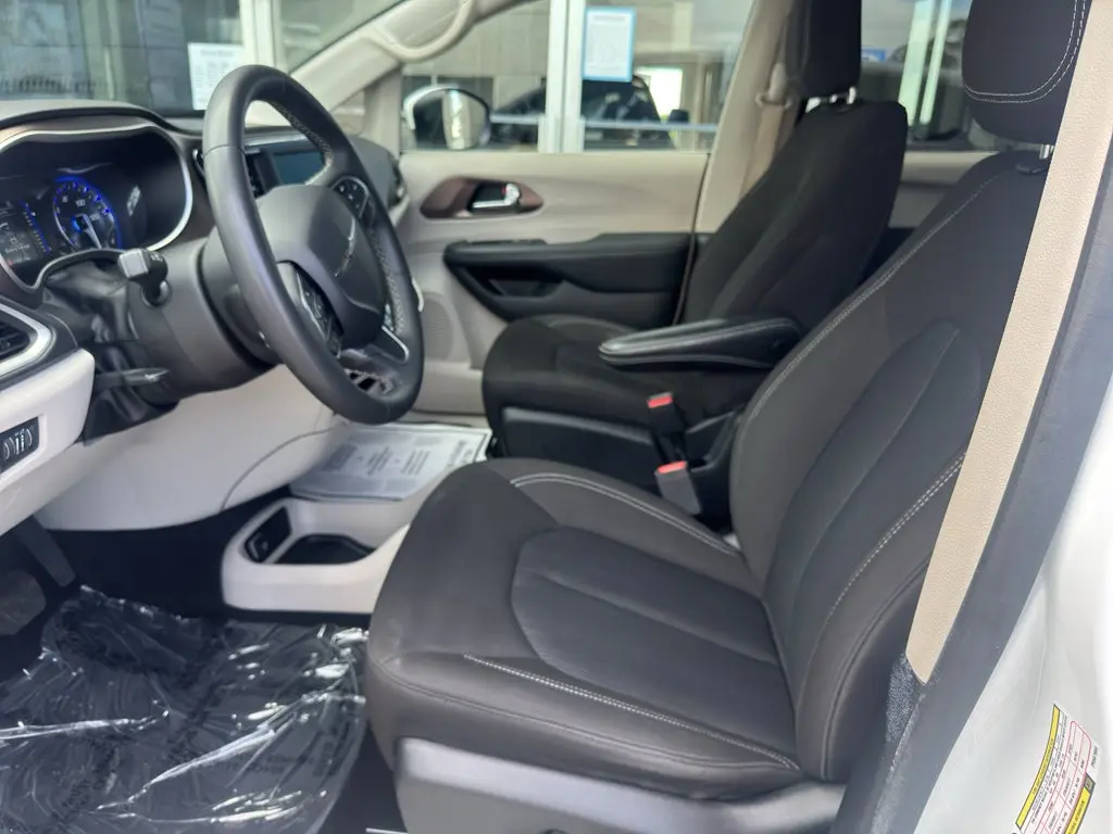 2023 Chrysler Voyager LX photo 5