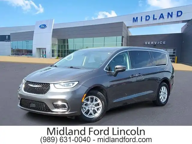 2023 Chrysler Pacifica Touring L's photo