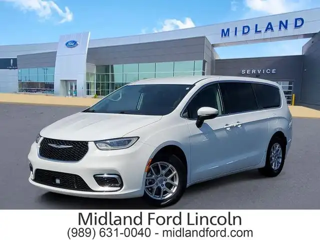 2023 Chrysler Pacifica Touring L's photo
