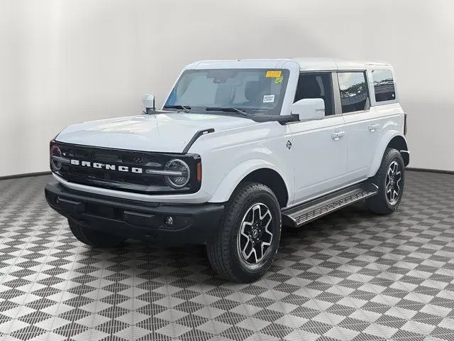 2025 Ford Bronco Outer Banks 4WD photo 3