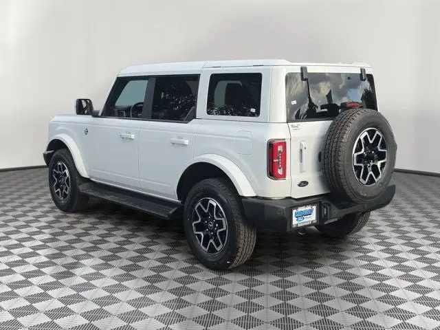 2025 Ford Bronco Outer Banks 4WD photo 4