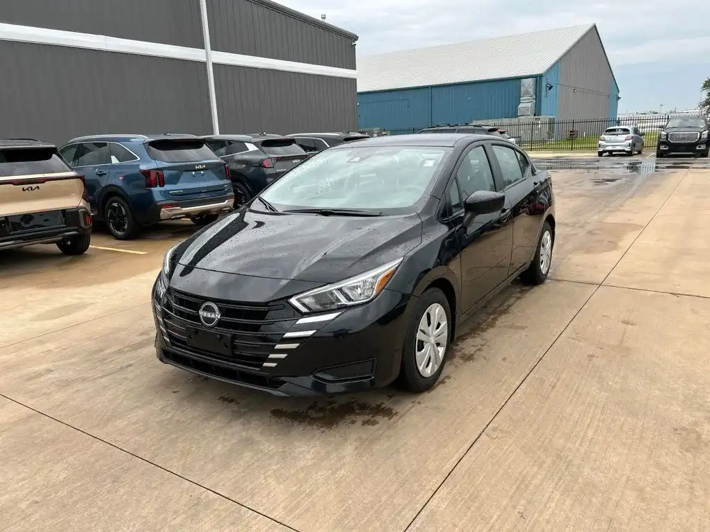 2024 Nissan Versa 1.6 S CVT's photo