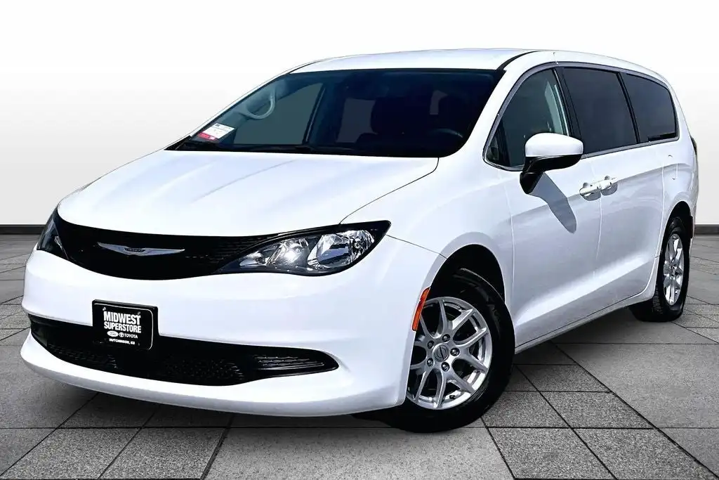 2023 Chrysler Voyager LX's photo