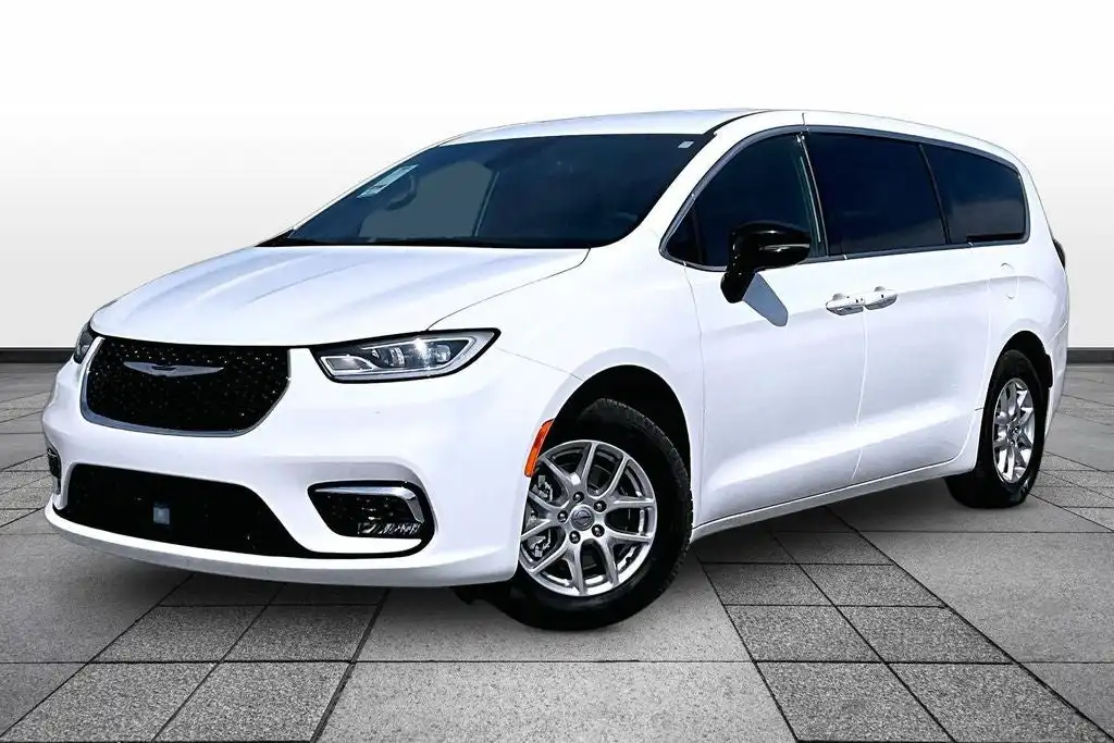 2025 Chrysler Pacifica Select's photo