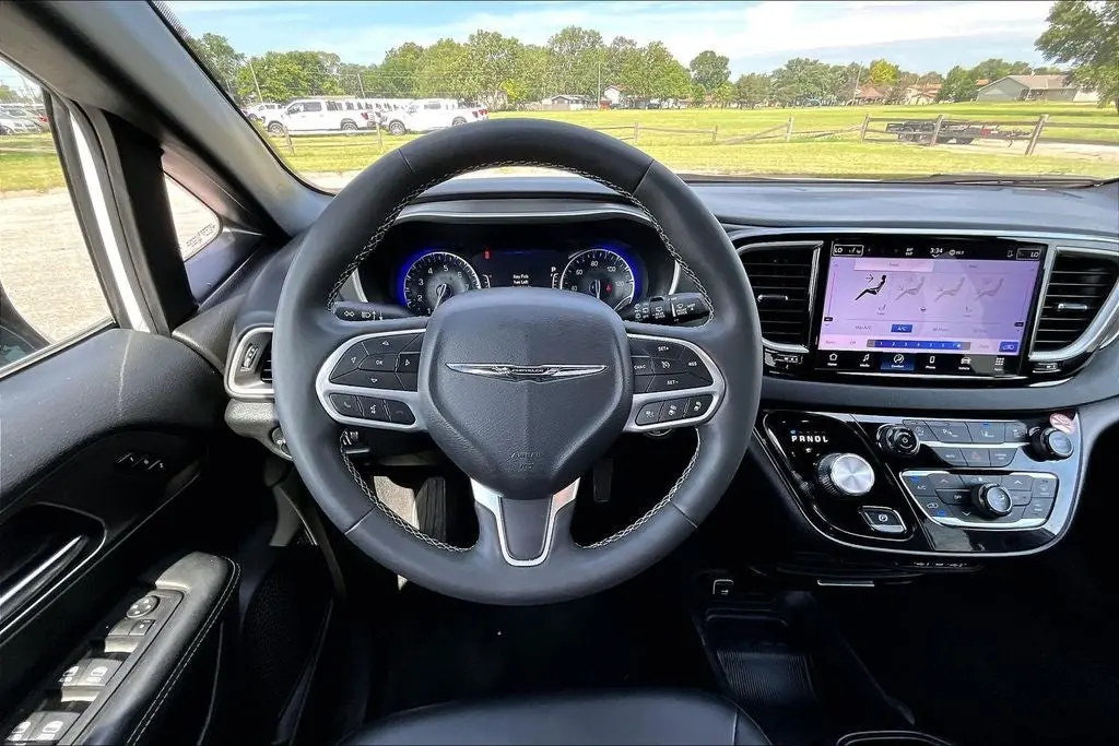 2025 Chrysler Pacifica Select photo 5
