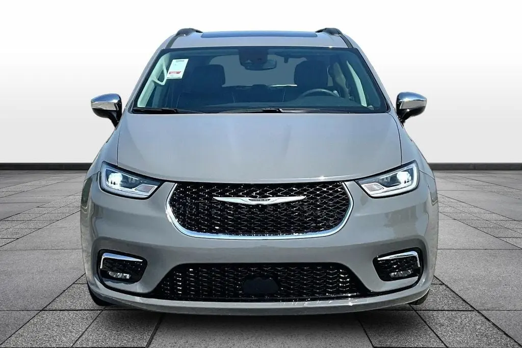 2023 Chrysler Pacifica Limited photo 3
