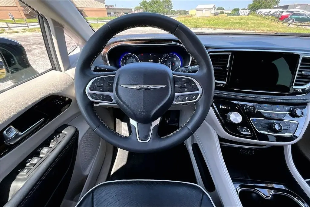 2023 Chrysler Pacifica Limited photo 5