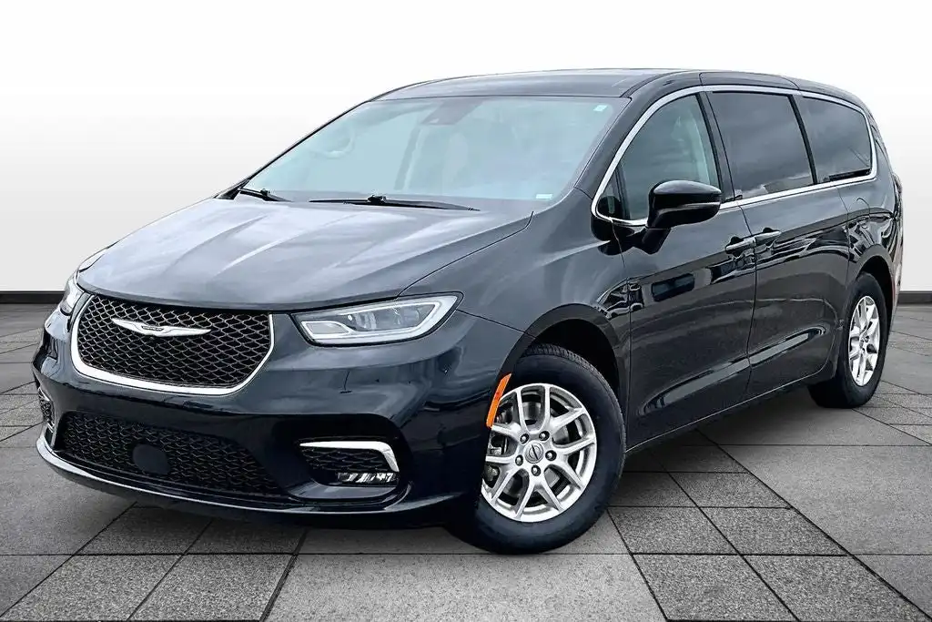 2023 Chrysler Pacifica Touring L's photo