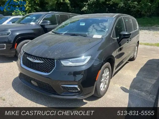 2025 Chrysler Pacifica Select's photo