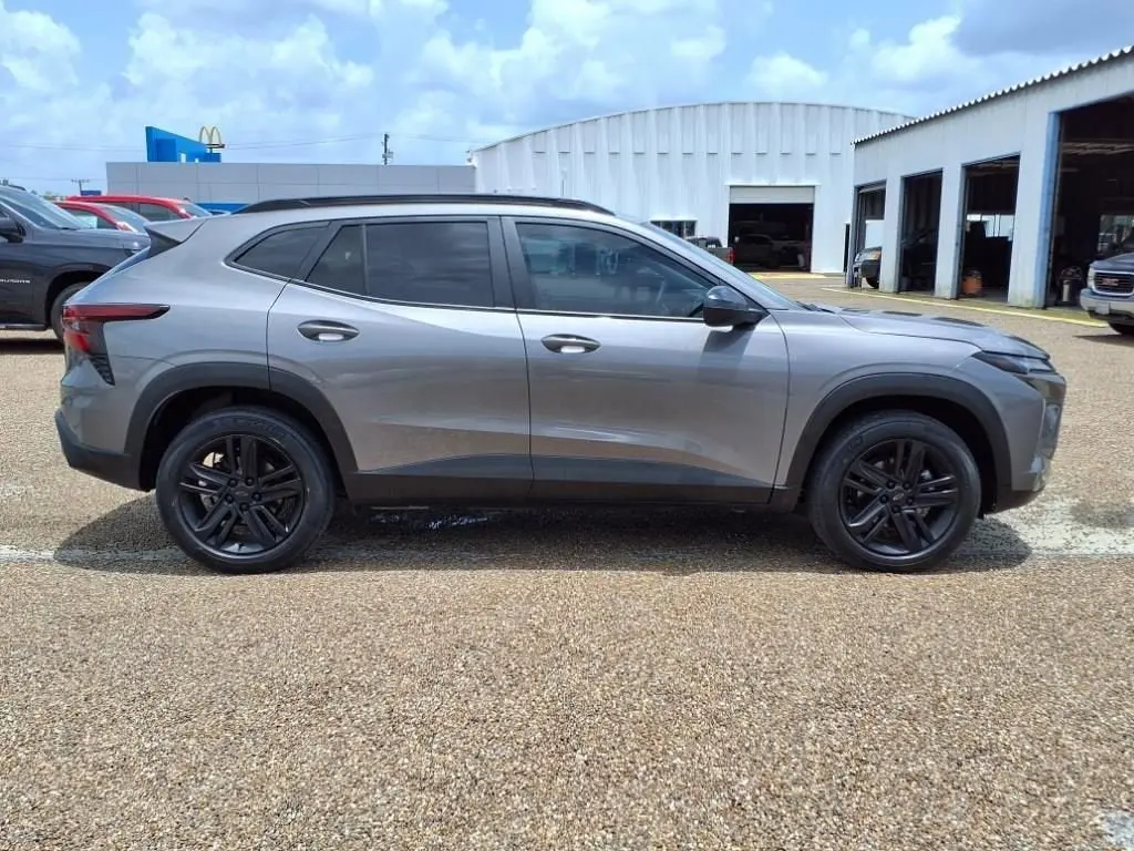 2025 Chevrolet Trax Activ photo 4